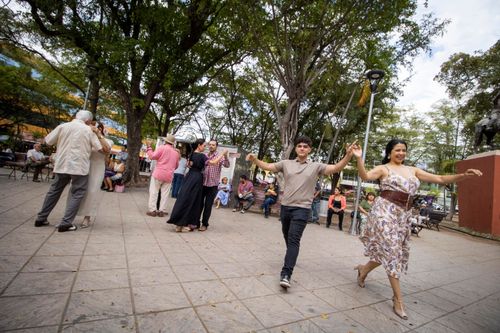 NADA DETIENE A LOS DANZONEROS LOS MIÉRCOLES EN LA PLAZUELA OBREGÓN