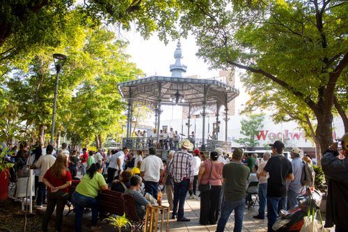 EN EL “VIERNES DE BANDA”, LOS CULICHIS BAILARON ALEGREMENTE CON BANDA TIERRA M