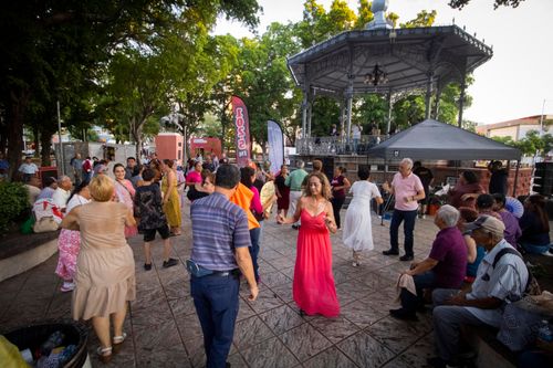 LOS PEPES AMENIZARON LA “FIESTA EN EL KIOSCO” CON REPERTORIO NORTEÑO