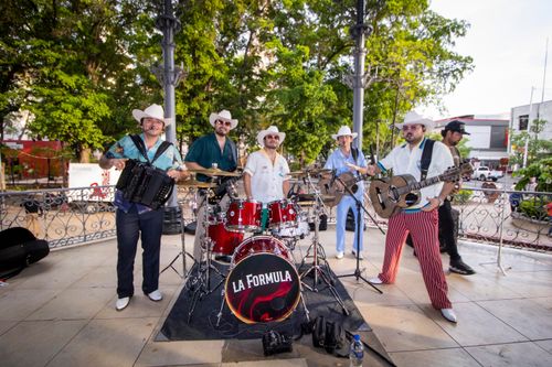 LA FÓRMULA ENCANTÓ CON MUSICA REGIONAL MODERNA Y ELEGANTE EN LA “FIESTA EN EL KIOSCO”