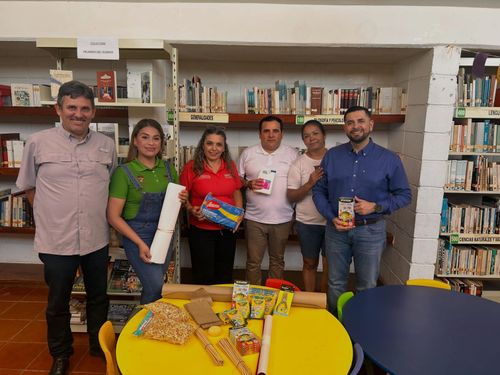 ENTREGAN MATERIAL A LA BIBLIOTECA DE COSTA RICA PARA LOS CURSOS DE VERANO