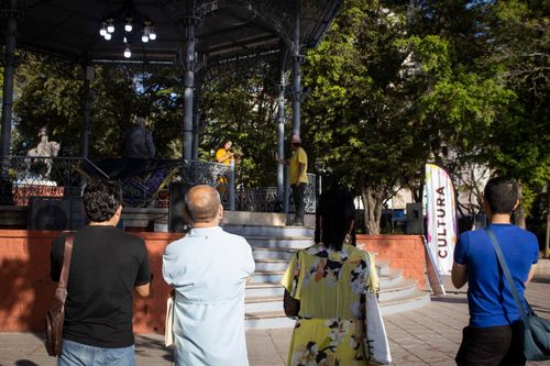 LEEN “POESÍA A LOS CUATRO VIENTOS” EN EL KIOSCO