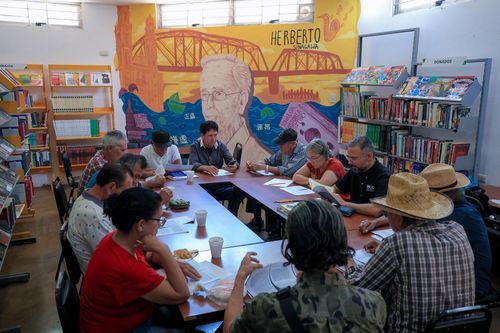 QUÉ GRAN LECTURA BAJO EL KIOSCO CON ADULTOS Y ADULTOS MAYORES
