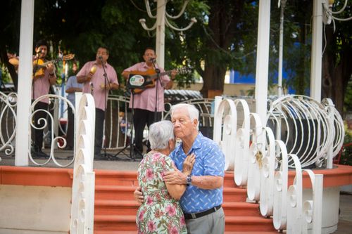 TRÍO AZTECA AMENIZÓ ROMÁNTICAMENTE LAS “TARDES DE BOLERO” EN LA COLONIA GABRIEL LEYVA