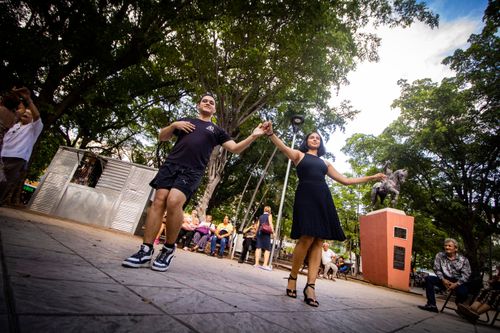 UNA COMUNIDAD DE CULIACANENSES DISFRUTA DE LAS FABULOSAS “TARDES DE DANZÓN”