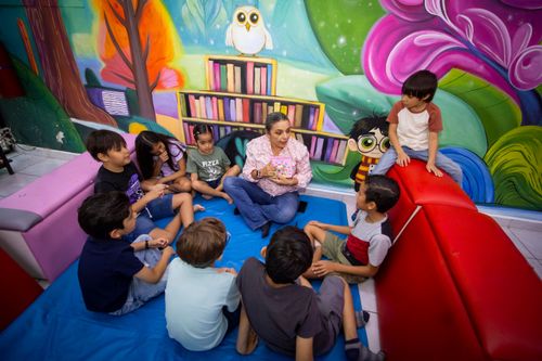 EL CUENTO “LOS AMIGOS DE ÉLMER” ENCANTÓ A LOS NIÑOS Y NIÑAS