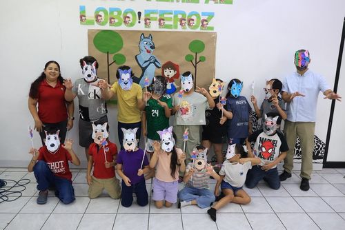 LOBI TIENE LOS OJOS GRANDES, LE GUSTA HACER AMIGOS Y ES UN LOBO FELIZ