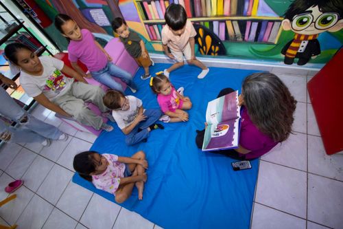 EN EL TALLER “LA HORA DEL CUENTO”, LOS NIÑOS Y NIÑAS LEEN “LO QUE CONSTRUIREMOS”.