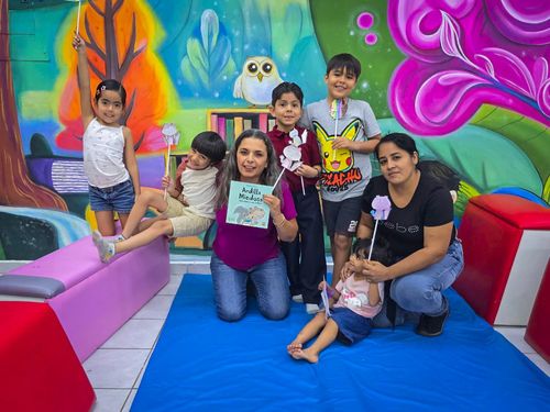 NI LA LLUVIA LOS DETUVO, NIÑAS Y NIÑOS LLEGARON AL TALLER “LA HORA DEL CUENTO” 