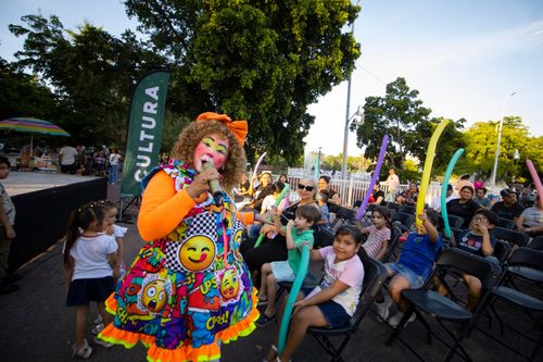 PAYASITA FIFY COLMÓ DE ALEGRÍA Y DIVERSIÓN A NIÑAS, NIÑOS Y SUS PAPÁS