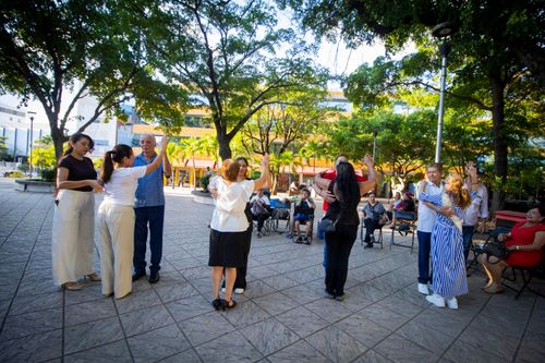 APRENDEN A BAILAR DANZÓN CON KARLA MARISELA EN EL KIOSCO DE LA PLAZUELA OBREGÓN