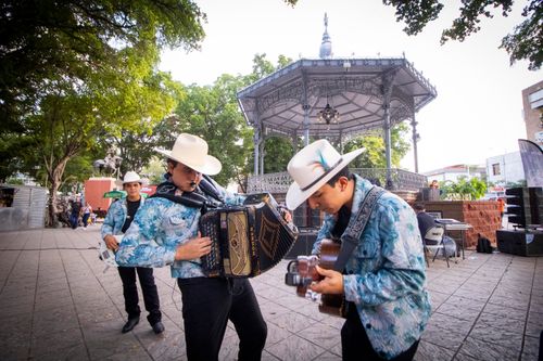 EL GRUPO NORTEÑO JONA SANJÓN AMENIZÓ LA “FIESTA EN EL KIOSCO”