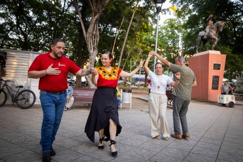 LAS PAREJAS GIRAN Y SE DESLIZAN EN LAS FABULOSAS “TARDES DE DANZÓN”