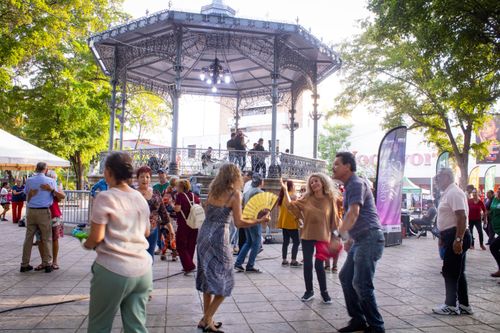 EL JUEVES EN LA “FIESTA EN EL KIOSCO”, AMENIZÓ LA VIEJA GUARDIA