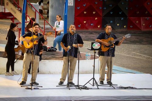 EL TRÍO AZTECA ENAMORA AL PÚBLICO EN EL PARQUE ACUÁTICO
