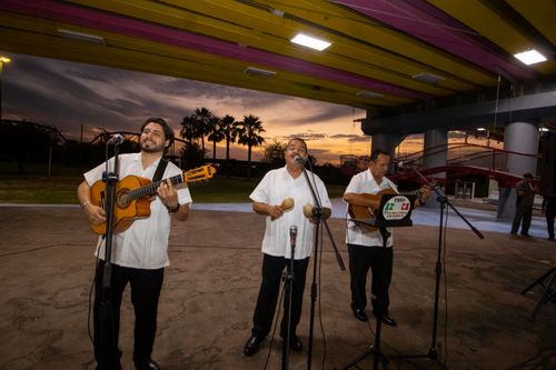 Y EN EL ATARDECER, ENAMORARSE CON EL TRÍO AZTECA 