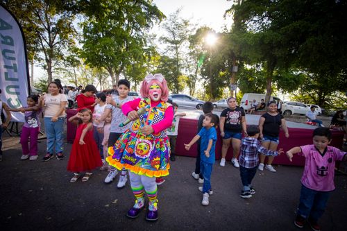LA ELEGANTE PAYASITA FIFY DIVIRTIÓ A LAS FAMILIAS EN EL LAGO ENCANTADO DEL PARQUE CULIACÁN 87