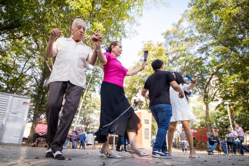 SENSUALIDAD Y ELEGANCIA EN LAS “TARDES DE DANZÓN”