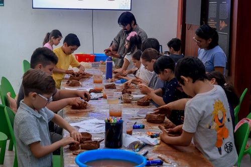 MOLDEAN PIEZAS DE BARRO LOS “PEQUEÑOS ARTISTAS DEL PLANETA”