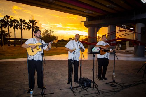 ATARDECER ROMÁNTICO EN EL PARQUE ACUÁTICO CON EL TRÍO AZTECA