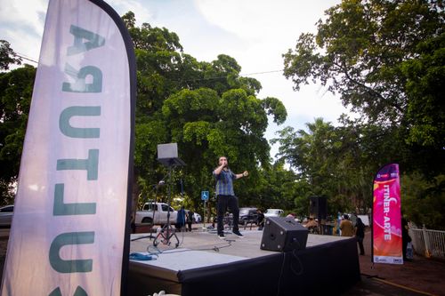 EL CANTANTE SERGIO ASTORGA DELEITÓ CON UN CONCIERTO A LAS FAMILIAS EN EL LAGO ENCANTADO