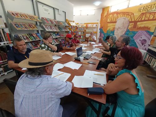 ANALIZARON “LAS BATALLAS EN EL DESIERTO” EN EL CLUB DE LECTURA BAJO EL KIOSCO
