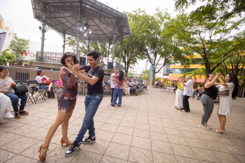 CÓMO SE DISFRUTAN LAS FABULOSAS LAS “TARDES DE DANZÓN” EN LA PLAZUELA OBREGÓN