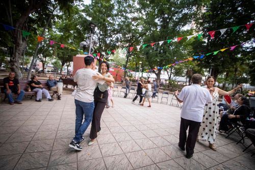 LOS CULIACANENSES DISFRUTAN LAS FABULOSAS “TARDES DE DANZÓN” EN LA PLAZUELA OBREGÓN