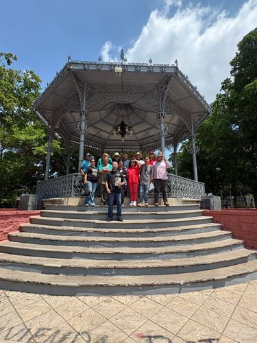 UNA PRODUCTIVA REUNIÓN DEL CLUB DE LECTURA BAJO EL KIOSCO
