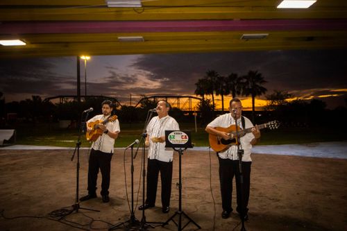 TRÍO AZTECA DELEITÓ A LOS CULIACANENSES CON MÚSICA ROMÁNTICA EN EL PARQUE ACUÁTICO