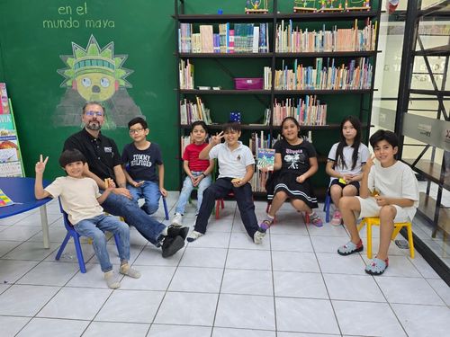 EL CLUB PEQUEÑOS LECTORES SE REÚNE LOS JUEVES A LEER CUENTOS