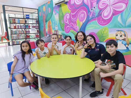 VUELAN LOS PAPALOTES CARGADOS DE POEMAS