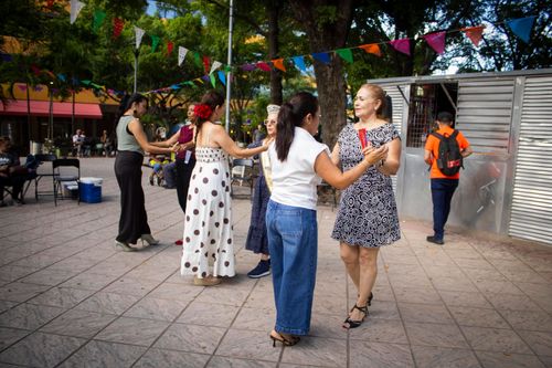¡VAMOS A APRENDER A BAILAR DANZÓN CON LA MAESTRA KARLA!