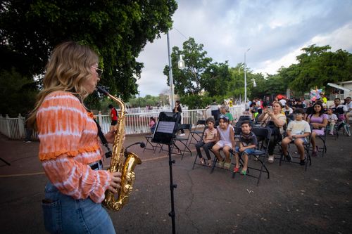 DISFRUTARON MÚSICA MODERNA CON LA SAXOFONISTA BRIANDA CARRASCO EN EL LAGO ENCANTADO
