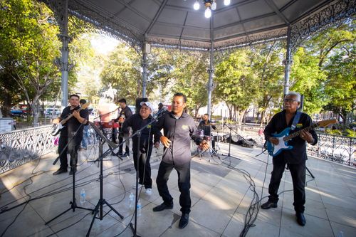 LÍDER TROPICAL DEL CASTILLO AMBIENTÓ LA FIESTA EN EL KIOSCO