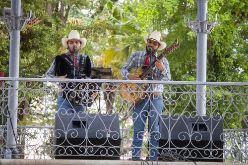 LOS ESPINOZA ANIMARON LA “FIESTA EN EL KIOSCO”